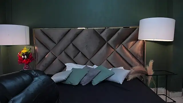 Mia Elowen online show from 8, 3, 2025