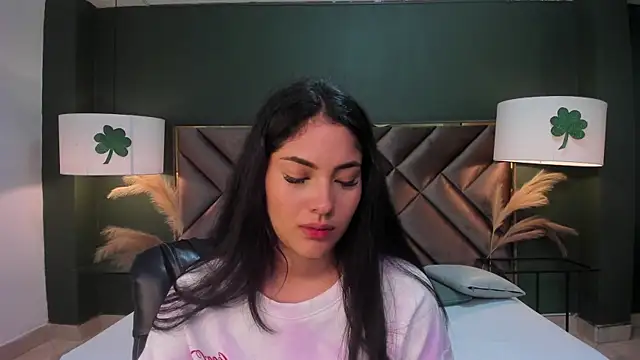 Mia Elowen online show from 18, 3, 2025