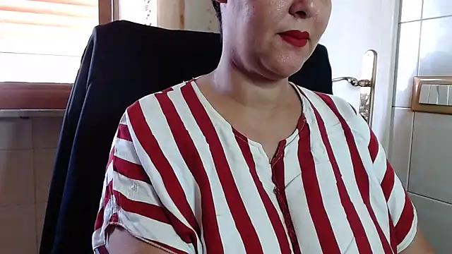 Snapshot of Foxlady2271 chatting on 27, 5, 2026 Foxlady2271 online show from 27, 5, 2026