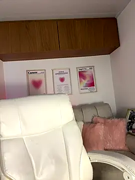 maddy bronw  online show from 28, 11, 2025