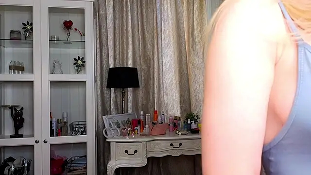 AnneFoxy online show from 4, 2, 2026