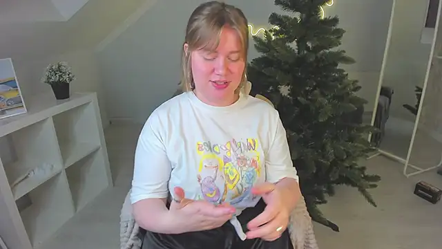 Kira Citro online show from 8, 12, 2024