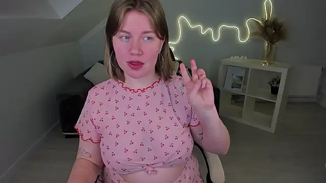 Kira Citro online show from 28, 2, 2025