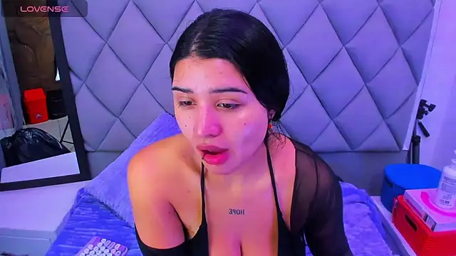 venusowen  online show from 3, 12, 2025