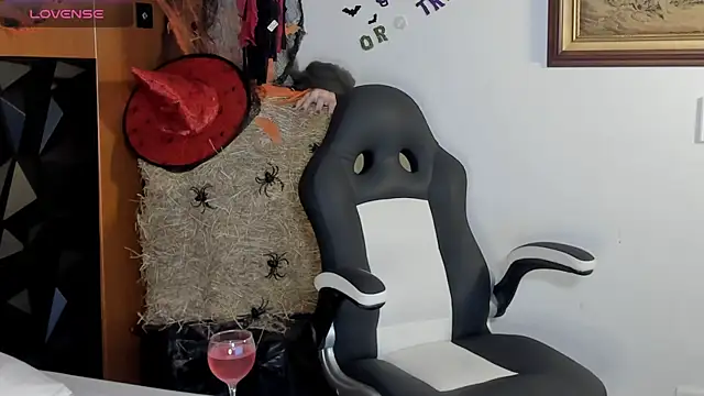 Wendy Marchall online show from 28, 10, 2025