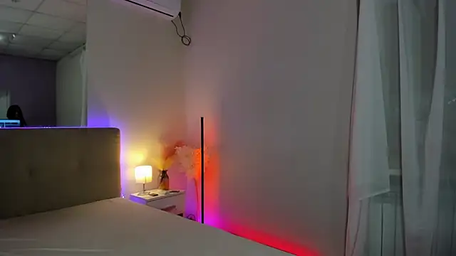 Laura Leee online show from 3, 10, 2025