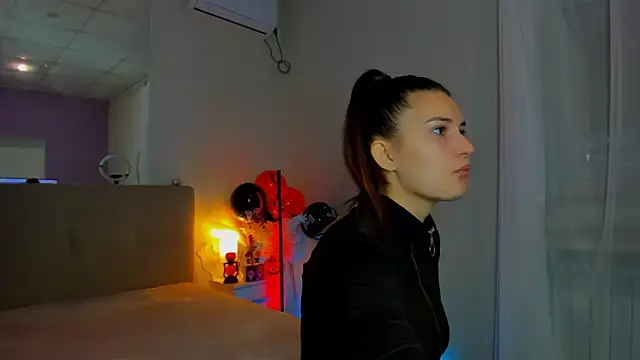 Laura Leee online show from 6, 11, 2025