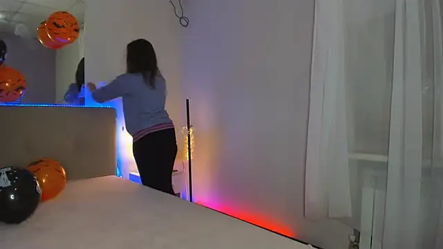 Laura Leee online show from 24, 10, 2025