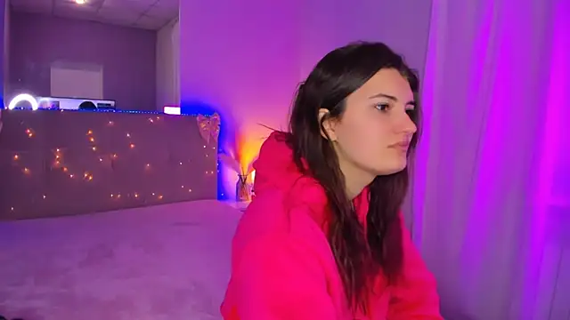 Laura Leee online show from 11, 4, 2026