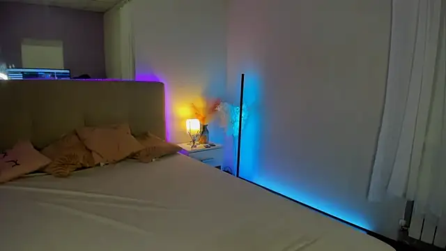 Laura Leee online show from 11, 10, 2025