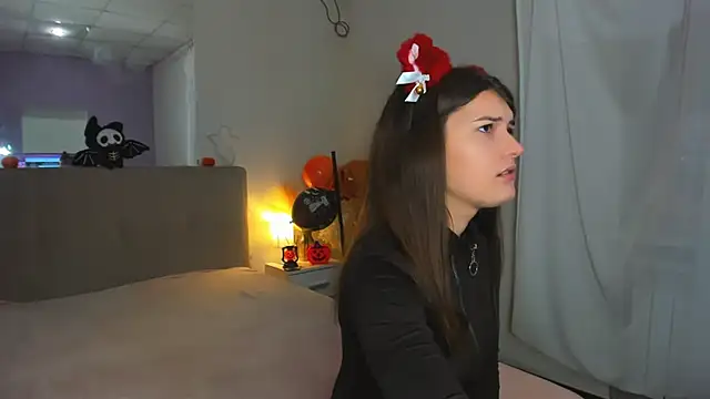 Laura Leee online show from 28, 10, 2025