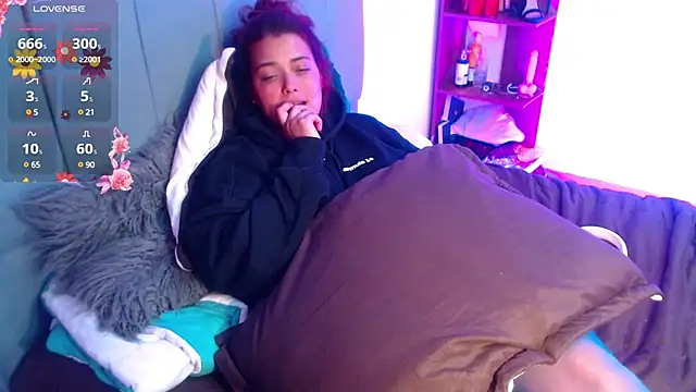 VictoriaMontero30000 online show from 8, 3, 2025