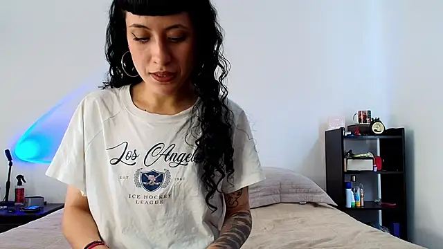 anika lowen02 online show from 5, 3, 2025