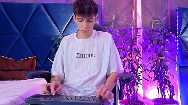 Lion Foster01 online show from 18, 12, 2025