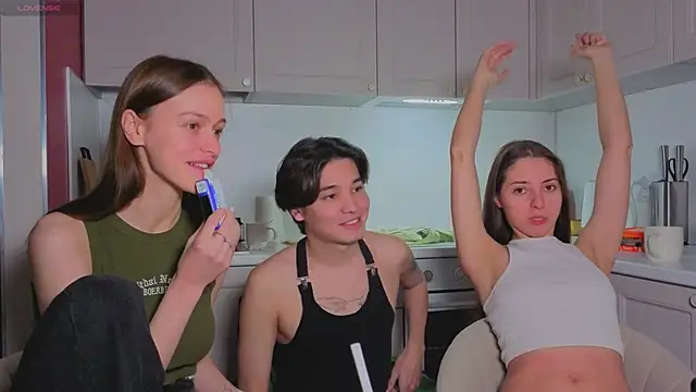 fcjuicy pussy online show from 27, 11, 2025