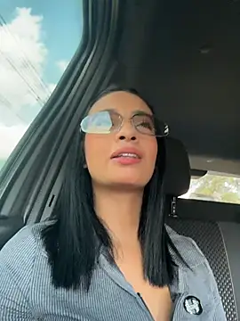 Laura fernandezII online show from 6, 5, 2026