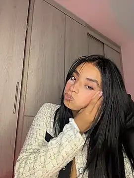 Laura fernandezII online show from 4, 12, 2025