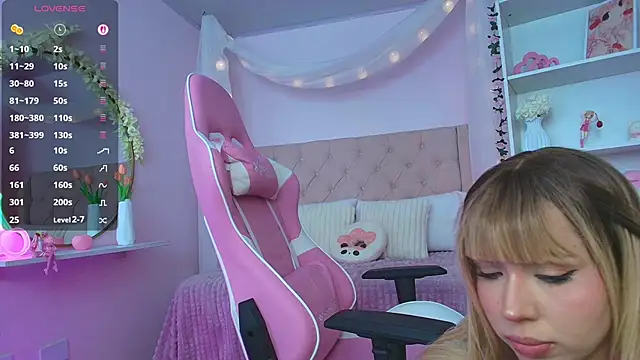 Snapshot of ely_cherry18 chatting on 11, 10, 2025 ely cherry18 online show from 11, 10, 2025