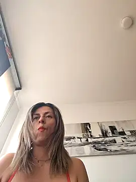 Latiinvenushot online show from 8, 10, 2025