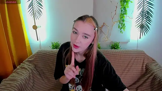 Snapshot of Lesi_Moonie01 chatting on 15, 9, 2025 Lesi Moonie01 online show from 15, 9, 2025