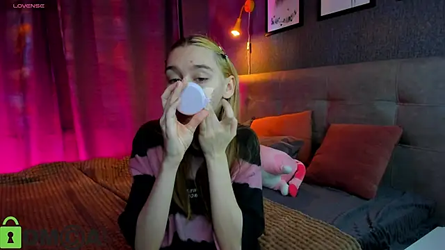 Snapshot of Lesi_Moonie01 chatting on 19, 10, 2025 Lesi Moonie01 online show from 19, 10, 2025