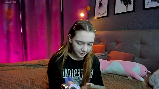 Snapshot of Lesi_Moonie01 chatting on 20, 11, 2025 Lesi Moonie01 online show from 20, 11, 2025