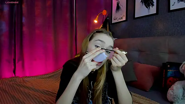 Snapshot of Lesi_Moonie01 chatting on 28, 10, 2025 Lesi Moonie01 online show from 28, 10, 2025