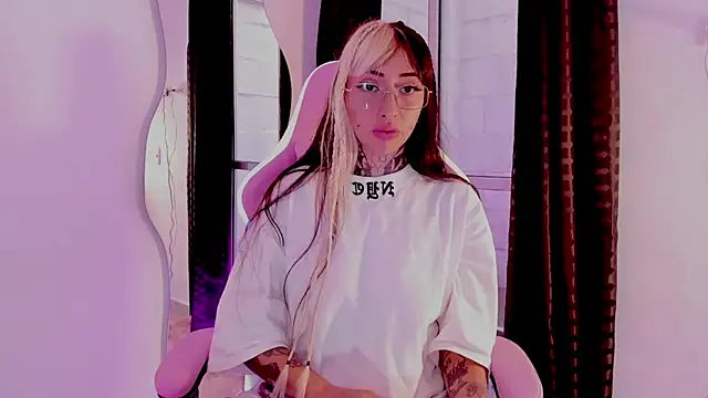 HollyHudsonn online show from 18, 1, 2025