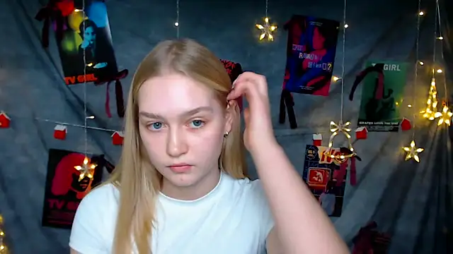 Snapshot of MademoiselleCl chatting on 17, 12, 2025 MademoiselleCl online show from 17, 12, 2025