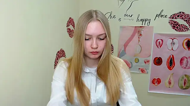 Snapshot of MademoiselleCl chatting on 8, 3, 2025 MademoiselleCl online show from 8, 3, 2025