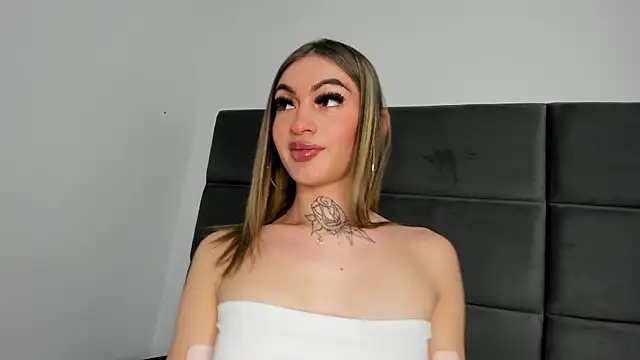 Snapshot of Lizz_Luna chatting on 28, 10, 2025 Lizz Luna online show from 28, 10, 2025