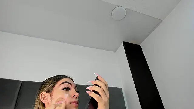 Snapshot of Lizz_Luna chatting on 30, 10, 2025 Lizz Luna online show from 30, 10, 2025