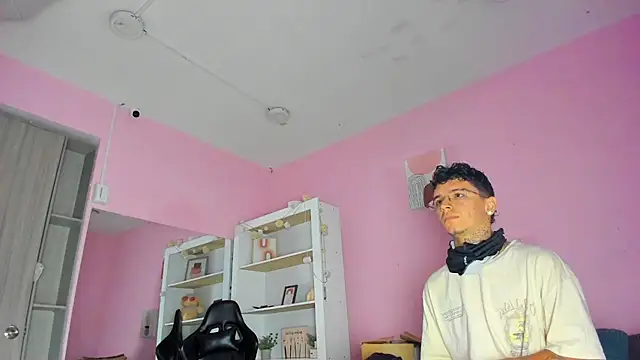 Ian Castillo  online show from 28, 10, 2025