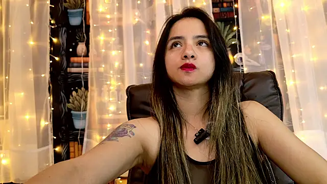 Snapshot of julietta___jackson chatting on 8, 5, 2026 julietta jackson online show from 8, 5, 2026