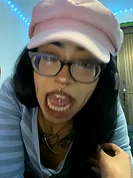 Snapshot of Violetta_Suky chatting on 29, 10, 2025 Violetta Suky online show from 29, 10, 2025