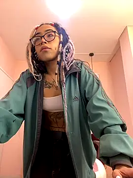 Snapshot of Violetta_Suky chatting on 15, 10, 2025 Violetta Suky online show from 15, 10, 2025