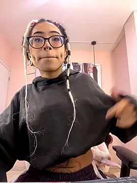 Snapshot of Violetta_Suky chatting on 13, 10, 2025 Violetta Suky online show from 13, 10, 2025