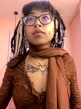 Snapshot of Violetta_Suky chatting on 6, 10, 2025 Violetta Suky online show from 6, 10, 2025