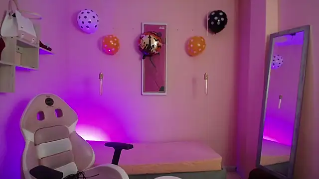 Snapshot of Violetta_Suky chatting on 31, 10, 2025 Violetta Suky online show from 31, 10, 2025