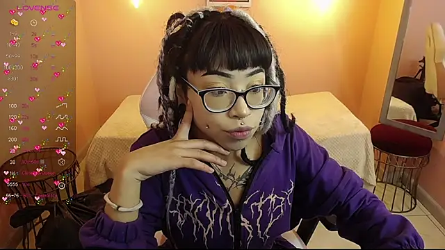 Snapshot of Violetta_Suky chatting on 3, 10, 2025 Violetta Suky online show from 3, 10, 2025