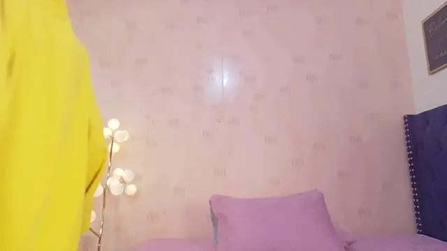Snapshot of littleebonymommy chatting on 22, 4, 2026 littleebonymommy online show from 22, 4, 2026