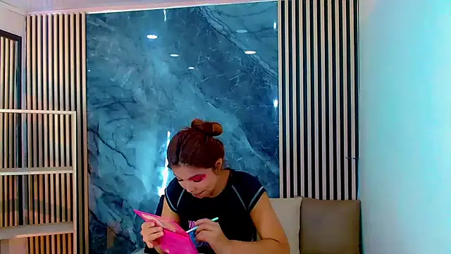 Isalombardi online show from 4, 10, 2025