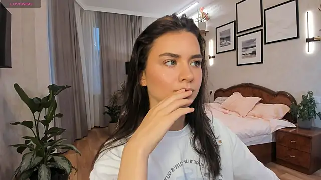 NicoleLuv online show from 24, 10, 2025