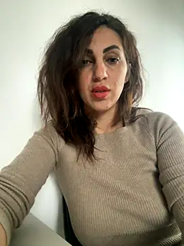 EmaSkyes online show from 3, 10, 2025