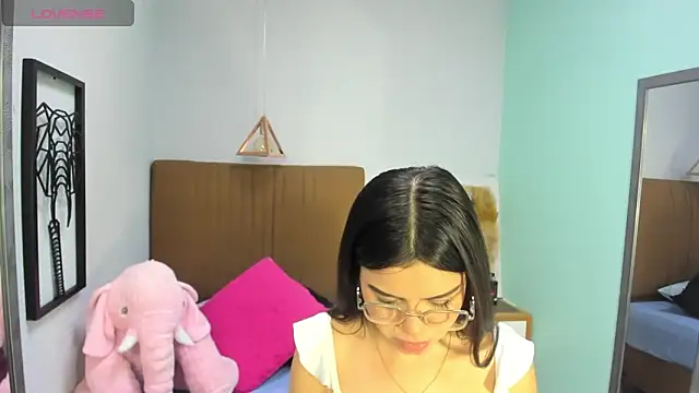 cassiehoward14 online show from 6, 3, 2025