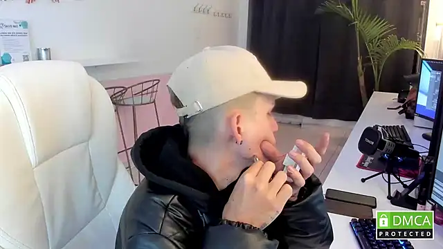 smallgiant27 online show from 8, 10, 2025