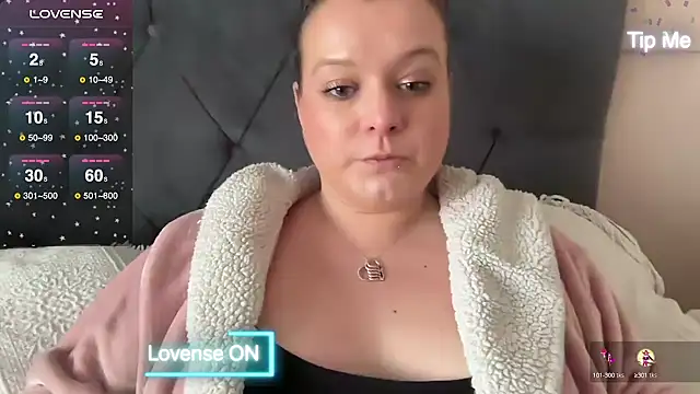 NaughtyWifeUK online show from 17, 2, 2025