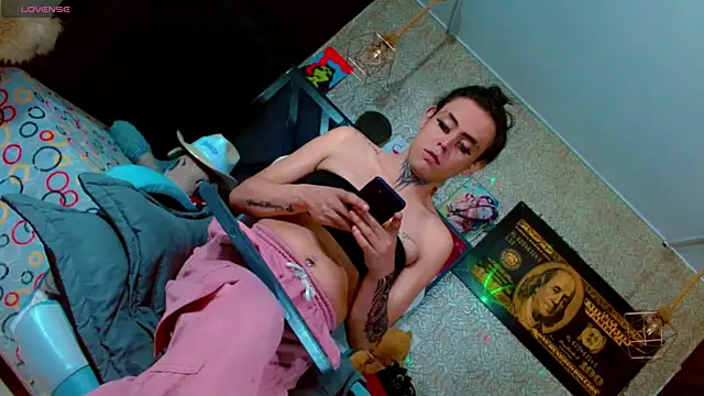 Perla Hotcortes online show from 7, 11, 2025