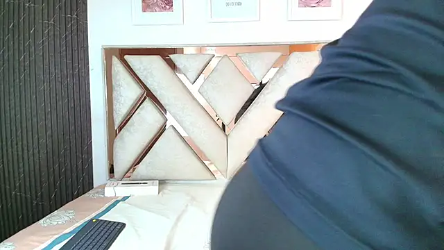 Alison Chan  online show from 25, 11, 2025