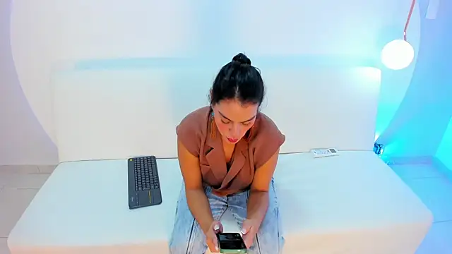 Ada Monroe10 online show from 13, 11, 2025